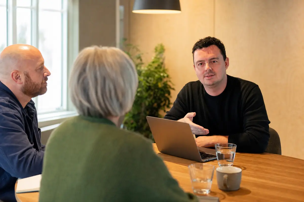 Tom van den Hoogen bespreekt de online marketing van een klant aan tafel