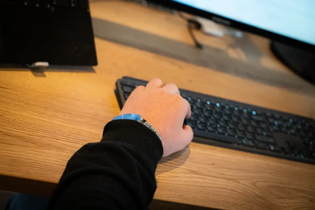 Handen op het toetsenbord tijdens het optimaliseren van een website