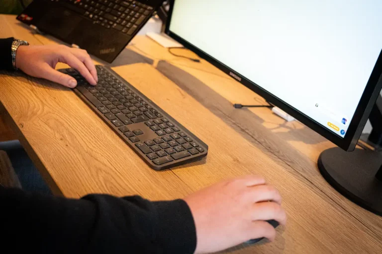 Werkplek met monitor waarop een website wordt geoptimaliseerd
